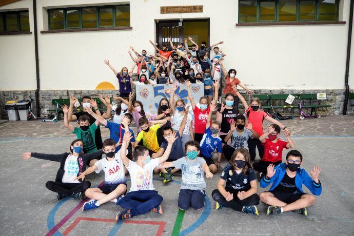 Alumnos y alumnas de Baztan Ikastola en el patio del edificio que acoge la Educación Primaria, de primero a sexto.