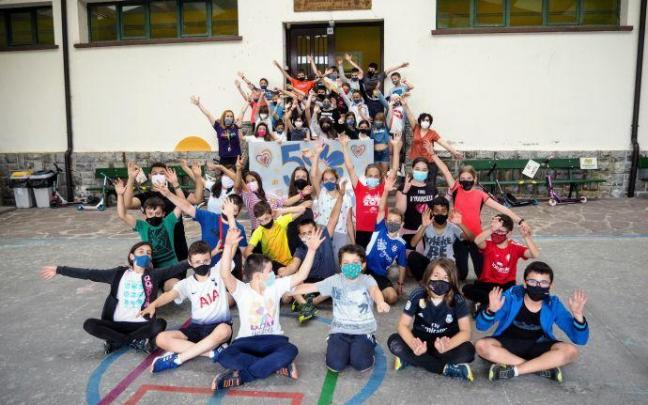 Alumnos y alumnas de Baztan Ikastola en el patio del edificio que acoge la Educación Primaria, de primero a sexto. Alumnos y alumnas de Baztan Ikastola en el patio del edificio que acoge la Educación Primaria, de primero a sexto.