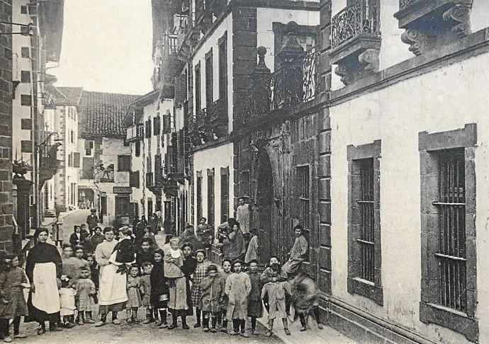 La calle Jaime Urrutia de Elizondo, la mayor y más importante hasta la apertura de la carretera.