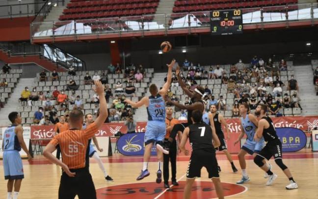 Salto inicial del primer partido de pretemporada del Bilbao Basket ayer en Gijón.