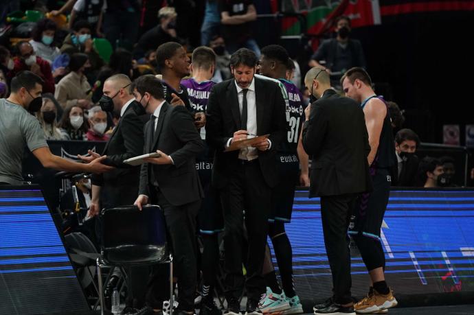 El banquillo del Bilbao Basket estuvo muy activo durante todo el partido en busca de soluciones.