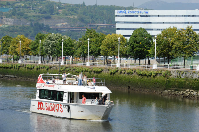 Los menores de 12 a 17 años podrán realizar con Bilboats paseos en barco por la ría.