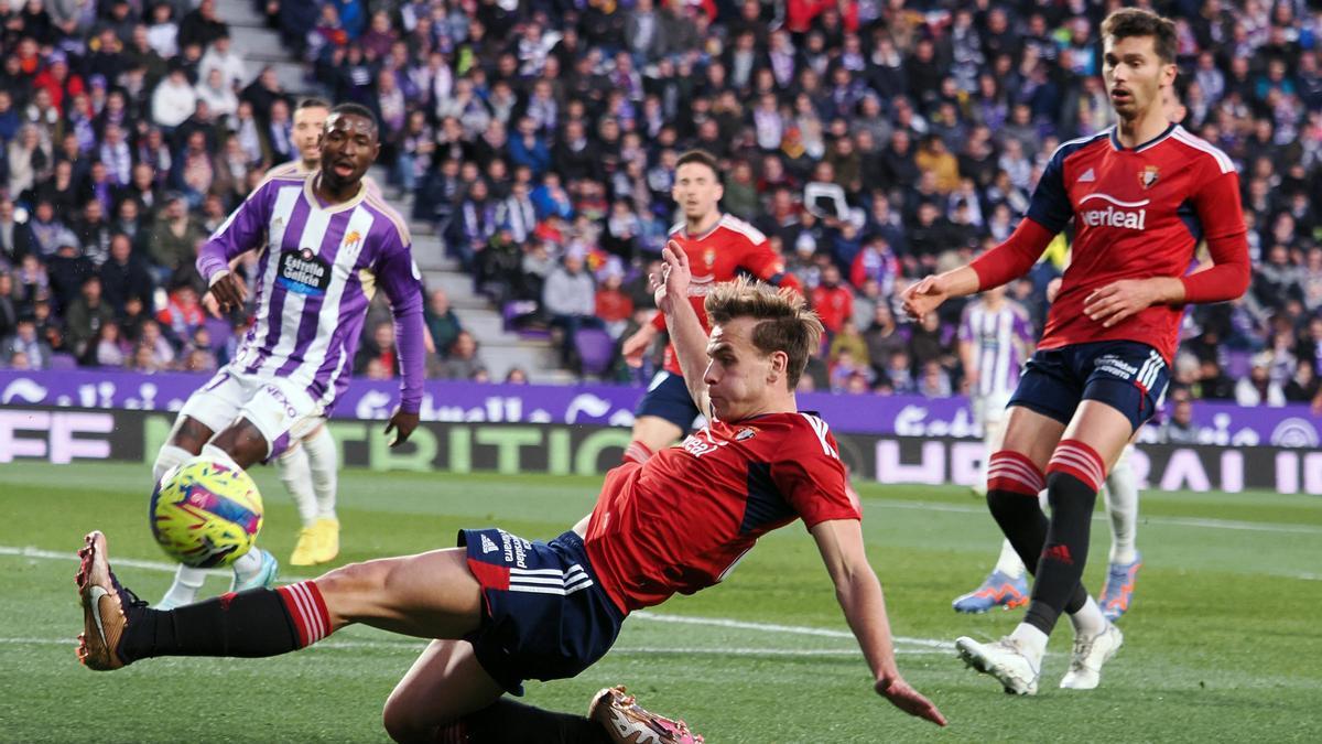 Kike Barja, ayer capitán, intenta el remate a puerta en una acción del partido.