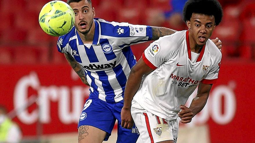 Jules Koundé pugna con Joselu, durante el último duelo entre el Sevilla y el Alavés. | FOTO: ÁREA 11