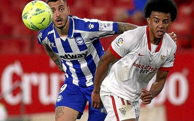 Jules Koundé pugna con Joselu, durante el último duelo entre el Sevilla y el Alavés. | FOTO: ÁREA 11 Jules Koundé pugna con Joselu, durante el último duelo entre el Sevilla y el Alavés. | FOTO: ÁREA 11