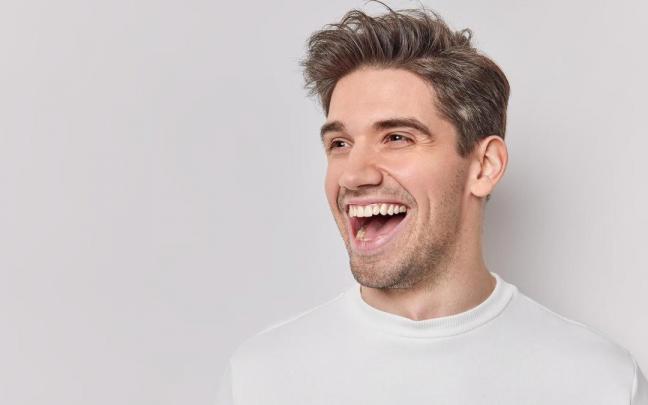 Un chico joven con el pelo salpicado de canas.