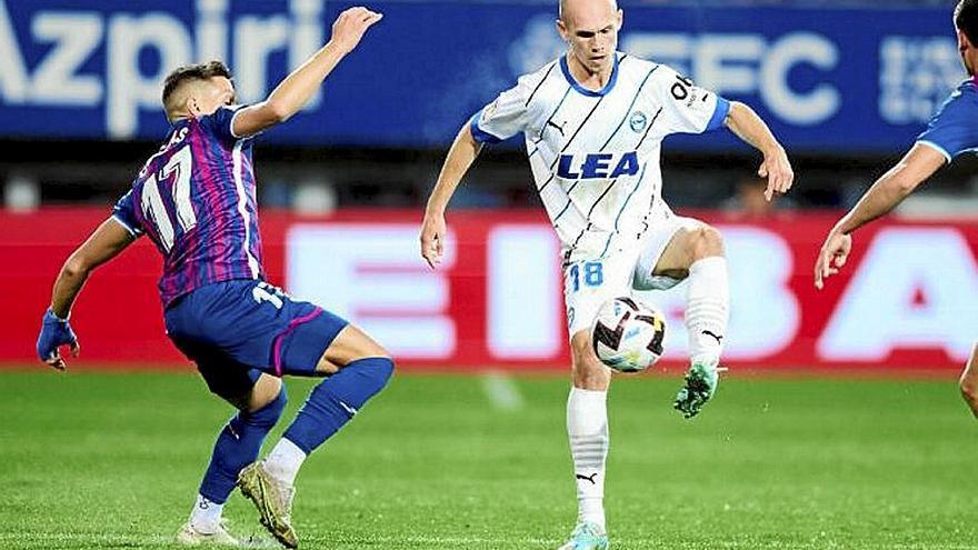 Guridi controla el balón en la visita a Ipurua. | FOTO: LALIGA SMARTBANK