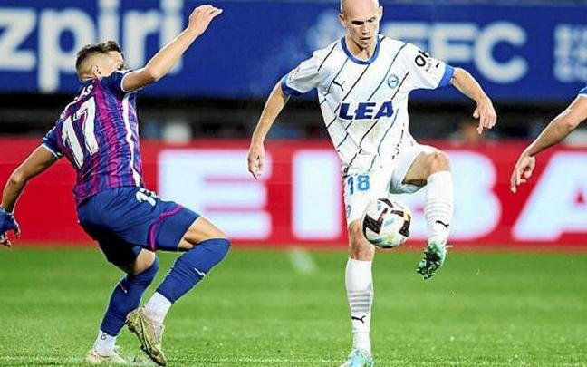 Guridi controla el bal&oacute;n en la visita a Ipurua. | FOTO: LALIGA SMARTBANK