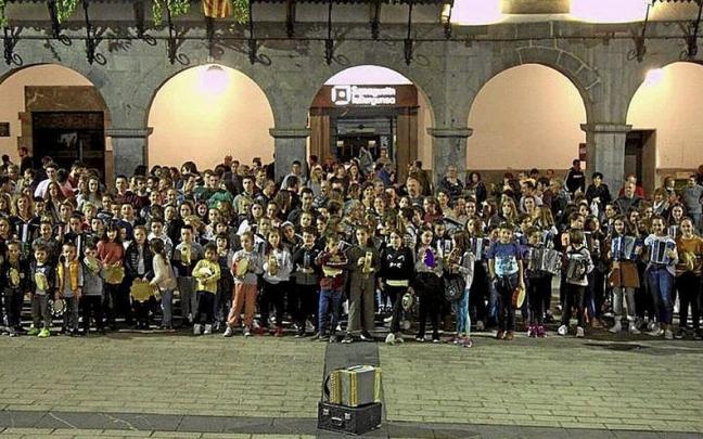 Participantes en una edici&oacute;n anterior del Trikigiro Eguna. | FOTO: IBON ERRAZU