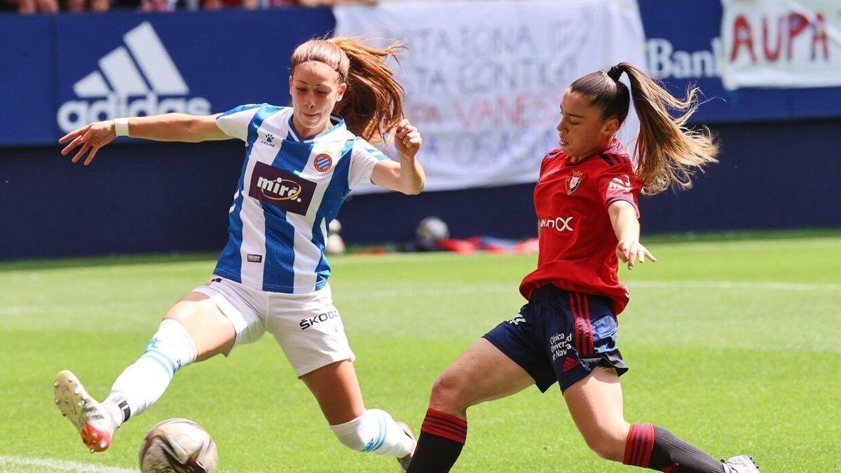 Iara Lacosta, ante una rival del Espanyol en el partido disputado en El Sadar.