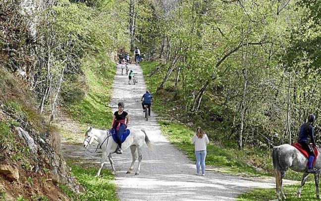 Cascada de Ixkier, en Mugiro, junto a la v&iacute;a verde del Plazaola. | FOTO: N.M.