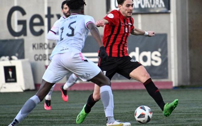 El rojinegro Jorge Bengoetxea intenta un ataque en el duelo ante el Racing Rioja.