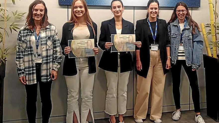 Las jóvenes becadas con representantes de la empresa Sarralle. | FOTO: N.G.