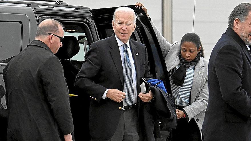 El presidente de Estados Unidos, Joe Biden, aseguró a su llegada a la Base de Syracuse que decidieron esperar a que el globo sobrevolara la mar para derribarlo. | FOTO: AFP