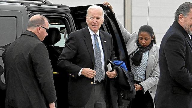 El presidente de Estados Unidos, Joe Biden, aseguró a su llegada a la Base de Syracuse que decidieron esperar a que el globo sobrevolara la mar para derribarlo. | FOTO: AFP El presidente de Estados Unidos, Joe Biden, aseguró a su llegada a la Base de Syracuse que decidieron esperar a que el globo sobrevolara la mar para derribarlo. | FOTO: AFP