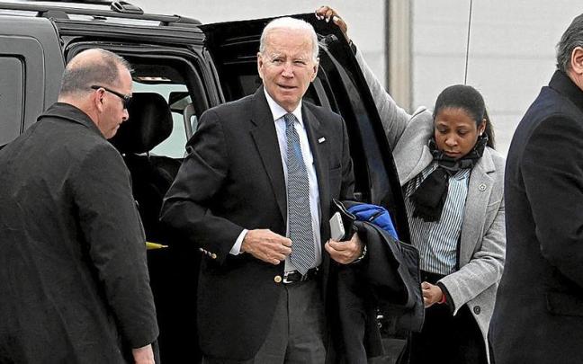 El presidente de Estados Unidos, Joe Biden, aseguró a su llegada a la Base de Syracuse que decidieron esperar a que el globo sobrevolara la mar para derribarlo. | FOTO: AFP El presidente de Estados Unidos, Joe Biden, aseguró a su llegada a la Base de Syracuse que decidieron esperar a que el globo sobrevolara la mar para derribarlo. | FOTO: AFP