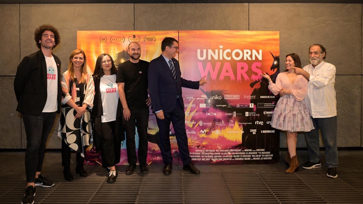 Gonzalo Olabarria, Vanesa Fern&aacute;ndez, Alberto V&aacute;zquez, Chelo Loureiro e Iv&aacute;n Mi&ntilde;ambres junto a Ram&oacute;n Barea e Itxaso Quintana.