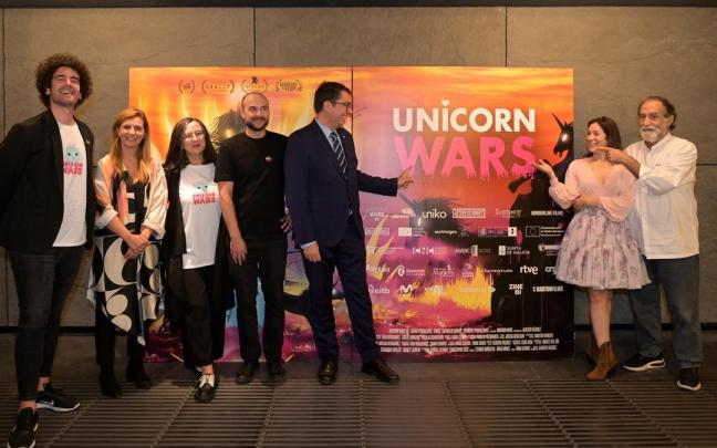 Gonzalo Olabarria, Vanesa Fern&aacute;ndez, Alberto V&aacute;zquez, Chelo Loureiro e Iv&aacute;n Mi&ntilde;ambres junto a Ram&oacute;n Barea e Itxaso Quintana.