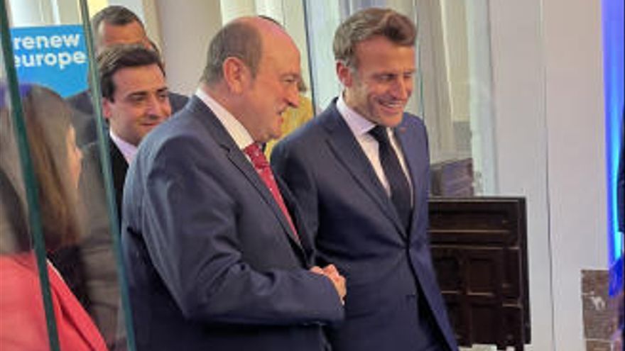 El presidente del EBB del PNV, Andoni Ortuzar, con el presidente de Francia, Emmanuel Macron.