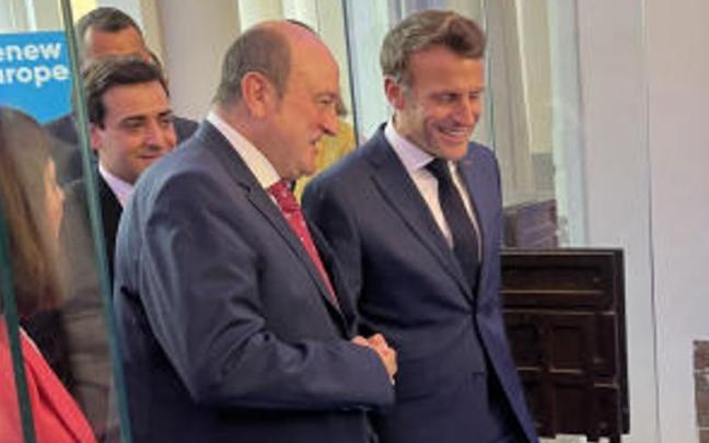 El presidente del EBB del PNV, Andoni Ortuzar, con el presidente de Francia, Emmanuel Macron. El presidente del EBB del PNV, Andoni Ortuzar, con el presidente de Francia, Emmanuel Macron.