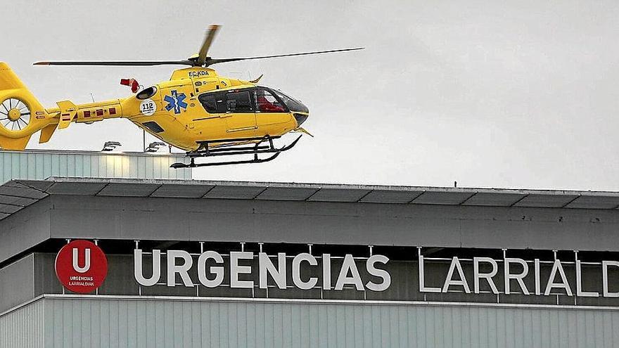 Un helicóptero despega del edificio de Urgencias del Hospital Universitario de Navarra (HUN).