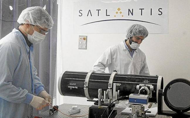 Dos t&eacute;cnicos de Satlantis trabajan en una c&aacute;mara.