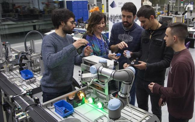 La Formación Dual está en auge porque ofrece la opción de cursar los estudios y al mismo tiempo compaginar con el trabajo en una empresa. La Formación Dual está en auge porque ofrece la opción de cursar los estudios y al mismo tiempo compaginar con el trabajo en una empresa.
