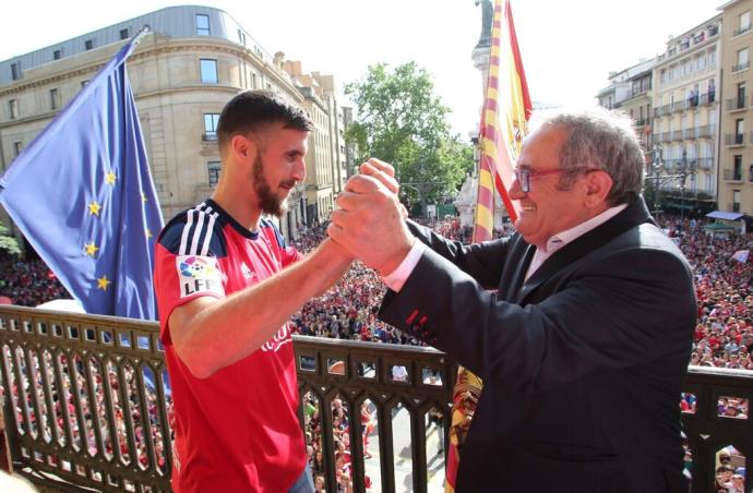 Osasuna saludando a los aficionados desde el balcón del Palacio de Navarra tras el ascenso a Primera División en 2016