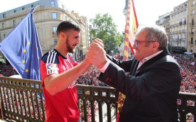 Osasuna saludando a los aficionados desde el balcón del Palacio de Navarra tras el ascenso a Primera División en 2016