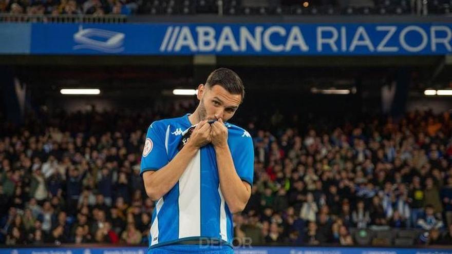 Lucas Pérez besa el escudo del Deportivo tras marcar un gol