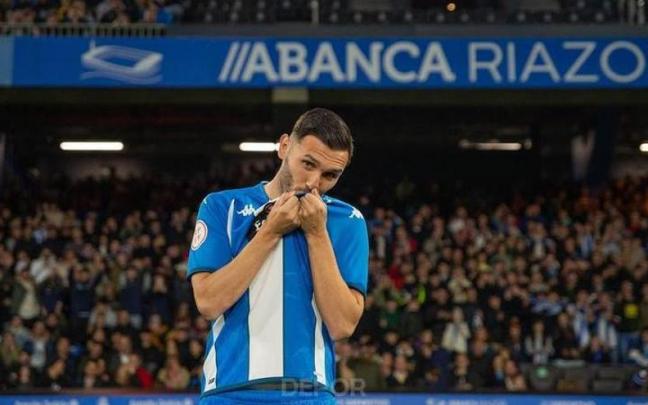 Lucas Pérez besa el escudo del Deportivo tras marcar un gol Lucas Pérez besa el escudo del Deportivo tras marcar un gol