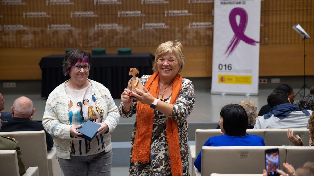 Asun Casasola muestra el premio de las Meninas 2022