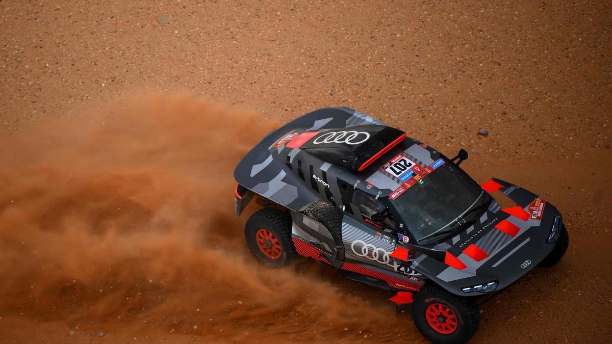 Carlos Sainz conduce su Audi híbrido en la tercera etapa del Dakar.