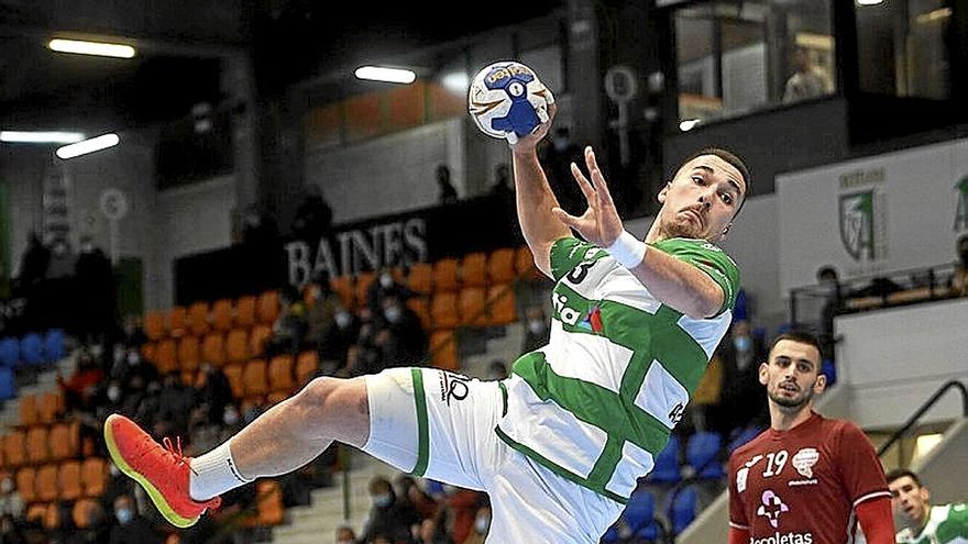 Aitor García, preparado para lanzar en el aíre.