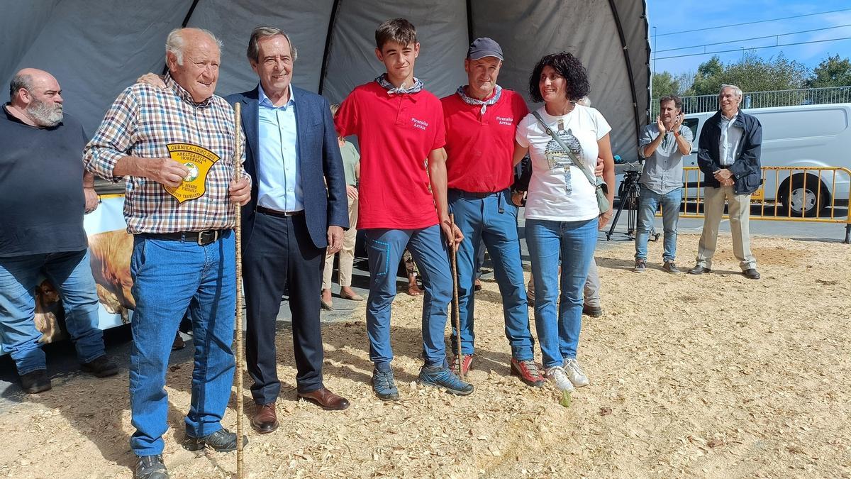El alcalde, José María Gorroño, junto a los ganaderos.