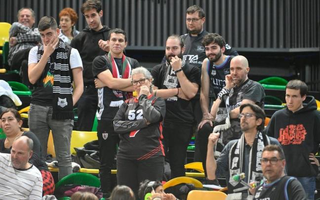 El público sigue con rostro serio el tramo final del duelo.