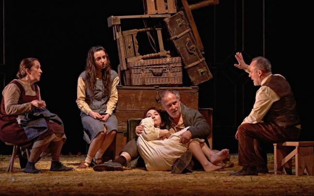 Un momento de la representación de la obra teatral. Un momento de la representación de la obra teatral.