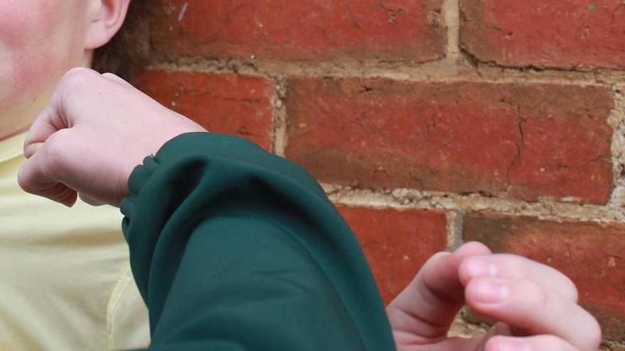 Imagen de recurso de una persona intentando golpear a otra en la cara