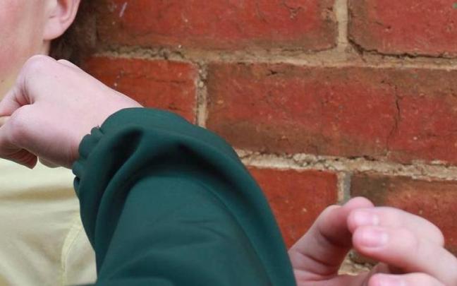 Imagen de recurso de una persona intentando golpear a otra en la cara