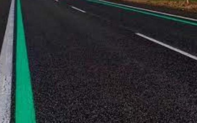 Línea verde en una carretera.