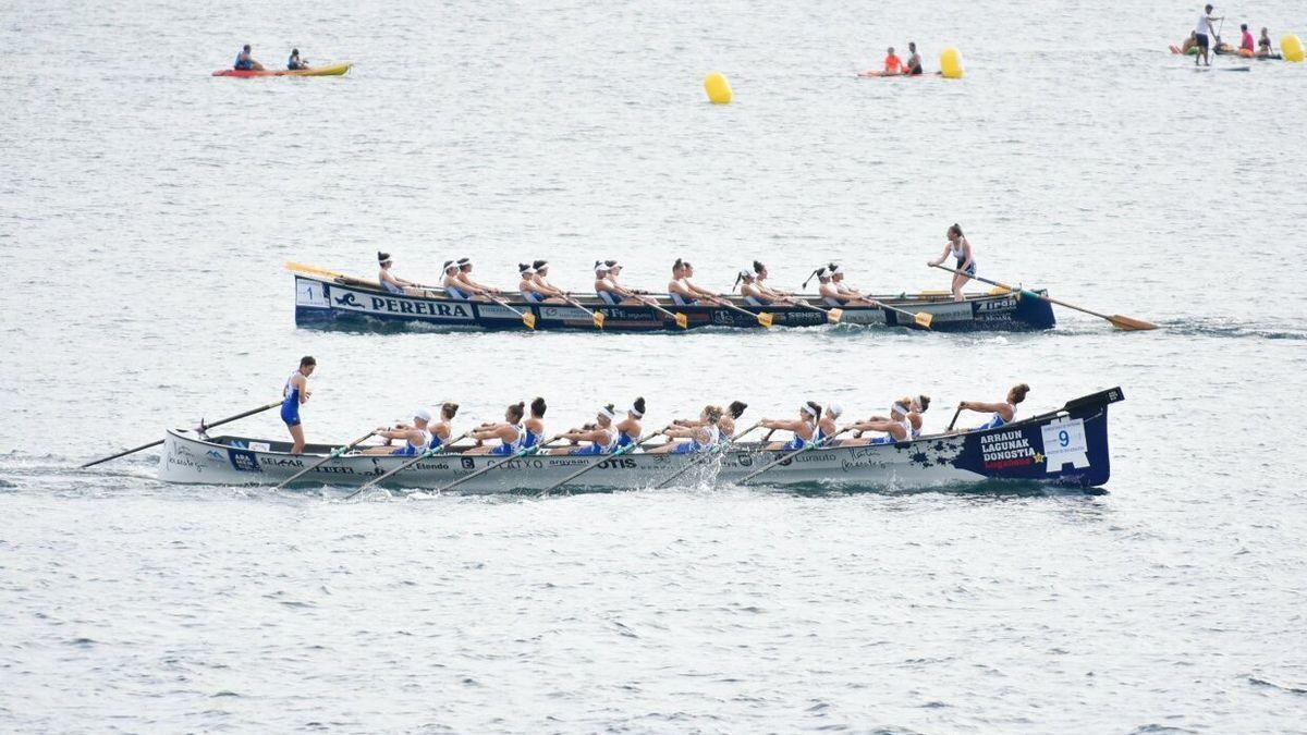 Las traineras de Arraun Lagunak y Pereira, durante la regata clasificatoria femenina