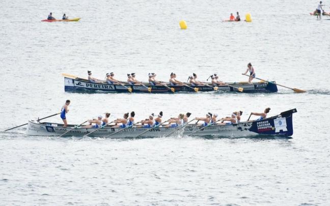 Las traineras de Arraun Lagunak y Pereira, durante la regata clasificatoria femenina Las traineras de Arraun Lagunak y Pereira, durante la regata clasificatoria femenina
