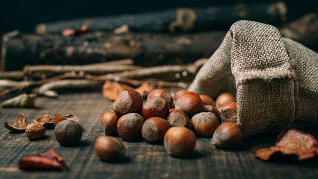 Bolsa de tela con castañas crudas.
