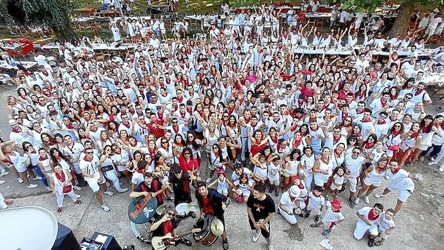 Los vecinos y las vecinas bailaron durante la sobremesa con Rockalean.