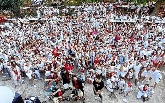 Los vecinos y las vecinas bailaron durante la sobremesa con Rockalean.
