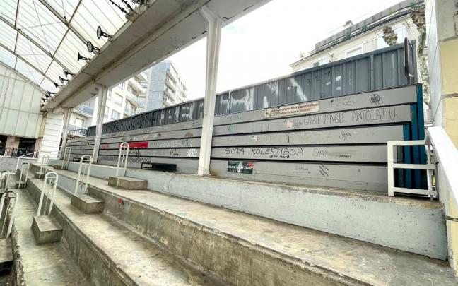 Graderío con cuatro escalones de hormigón y zona desplegable, que da pie a seis filas más.