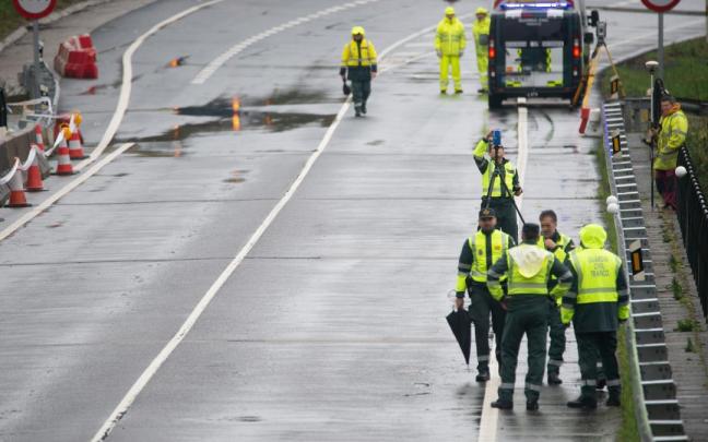 Un equipo especializado participa en la reconstrucción del accidente del autobús siniestrado en Pontevedra. Un equipo especializado participa en la reconstrucción del accidente del autobús siniestrado en Pontevedra.