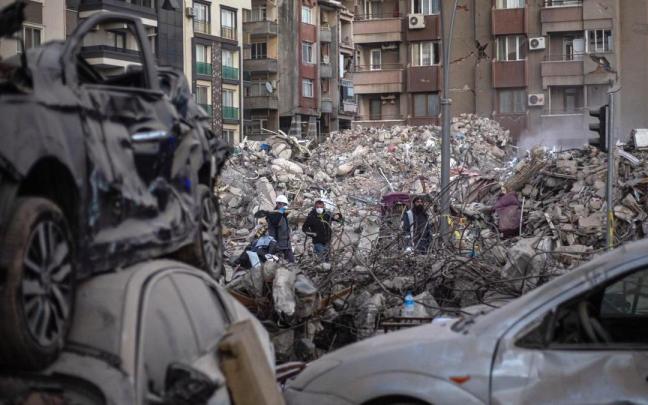 Los servicios de rescate siguen buscando entre los escombros aunque once días después la esperanza de encontrar a supervivientes son muy escasas.