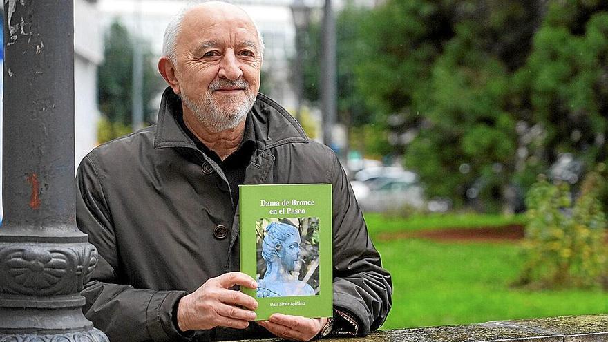 El autor vitoriano junto a un ejemplar de su nuevo libro.