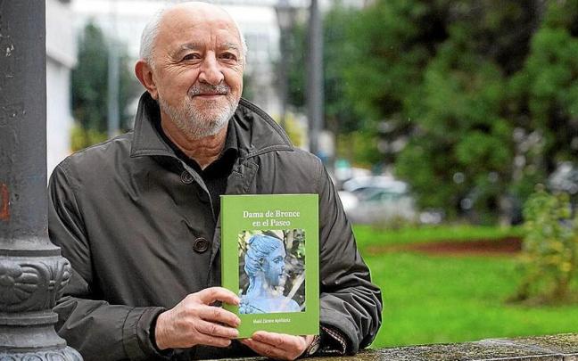 El autor vitoriano junto a un ejemplar de su nuevo libro.
